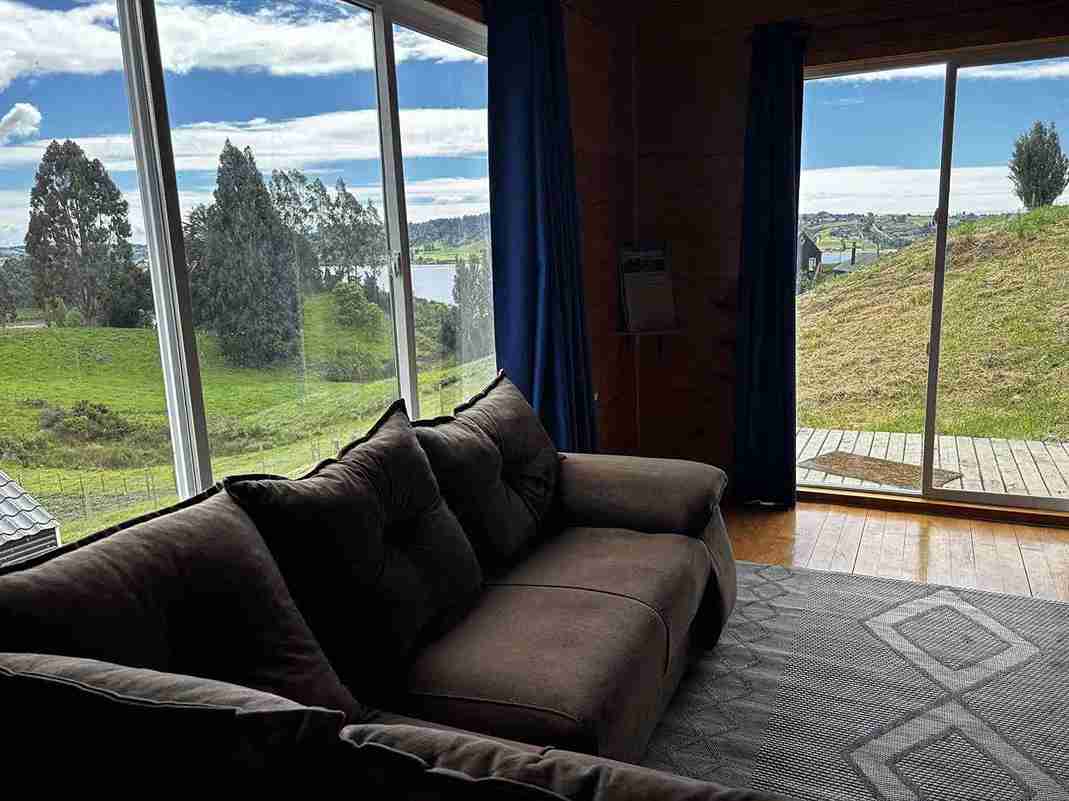 sofa grande con vistas al mar