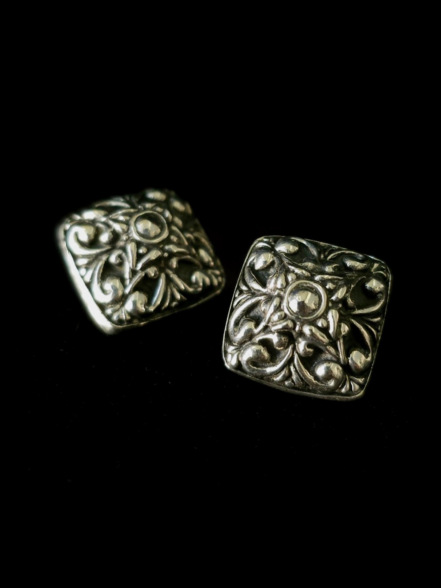 Square filigree scroll stud earrings