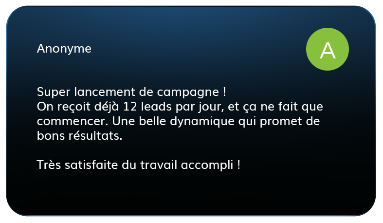 Customer review text in French on a dark blue background with a green circle containing letter A.