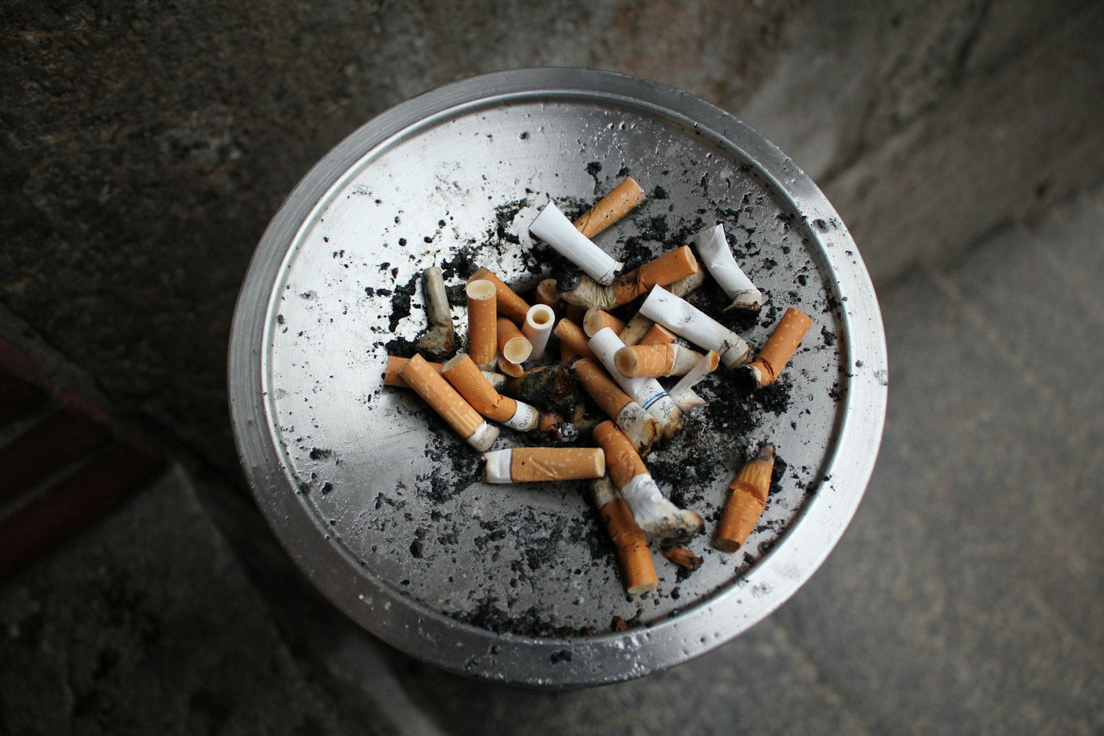Mégot de cigarette dans un cendrier