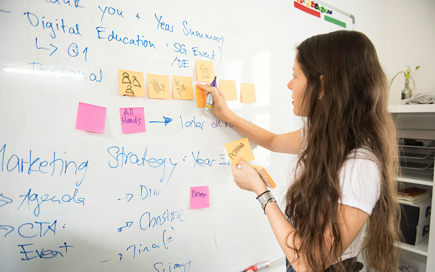 Darstellungen von Solaranlagen an Häusern und auf Freiflächen