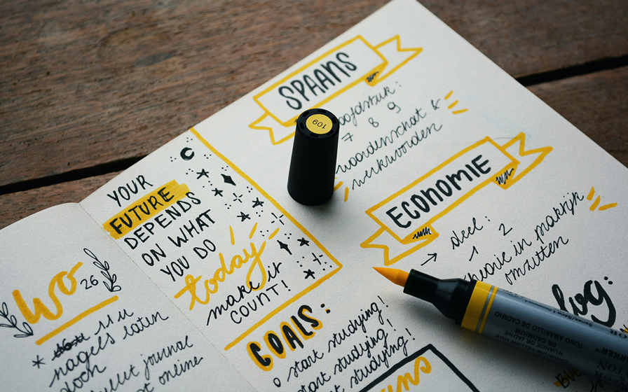 Darstellungen von Solaranlagen an Häusern und auf Freiflächen