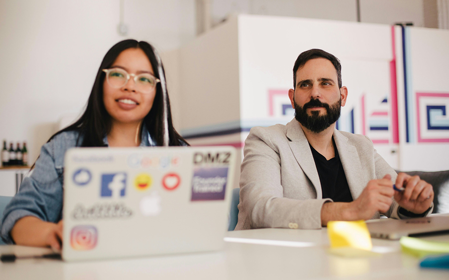 Darstellungen von Solaranlagen an Häusern und auf Freiflächen