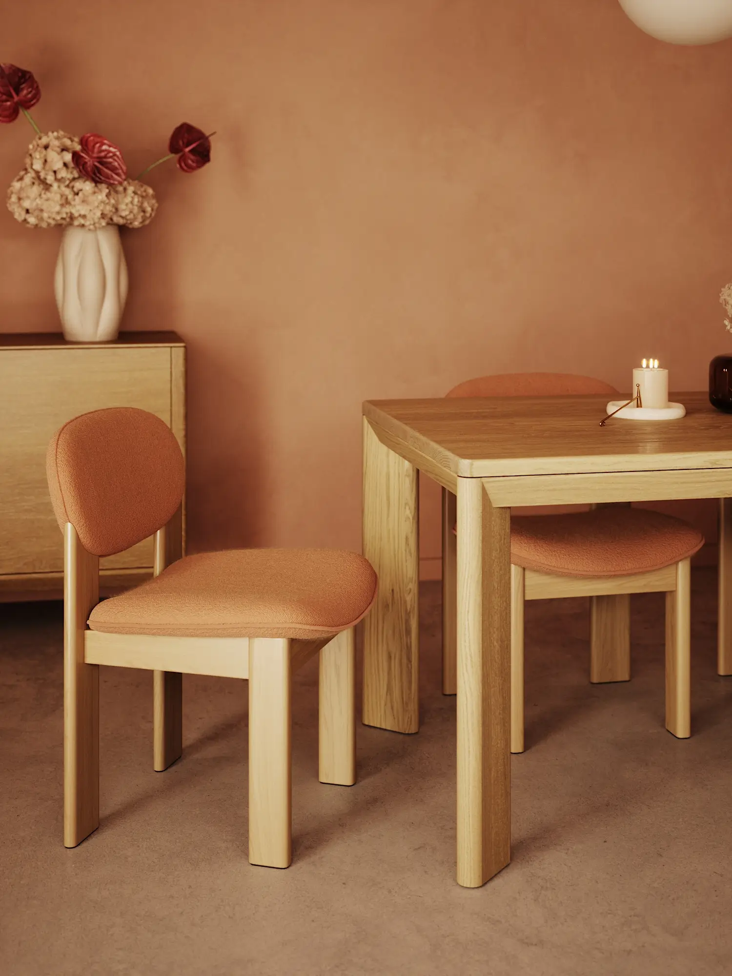 Zbliżenie na stół i krzesło tapicerowane – wizualizacja 3D skupiona na fakturze materiałów dla producenta mebli.