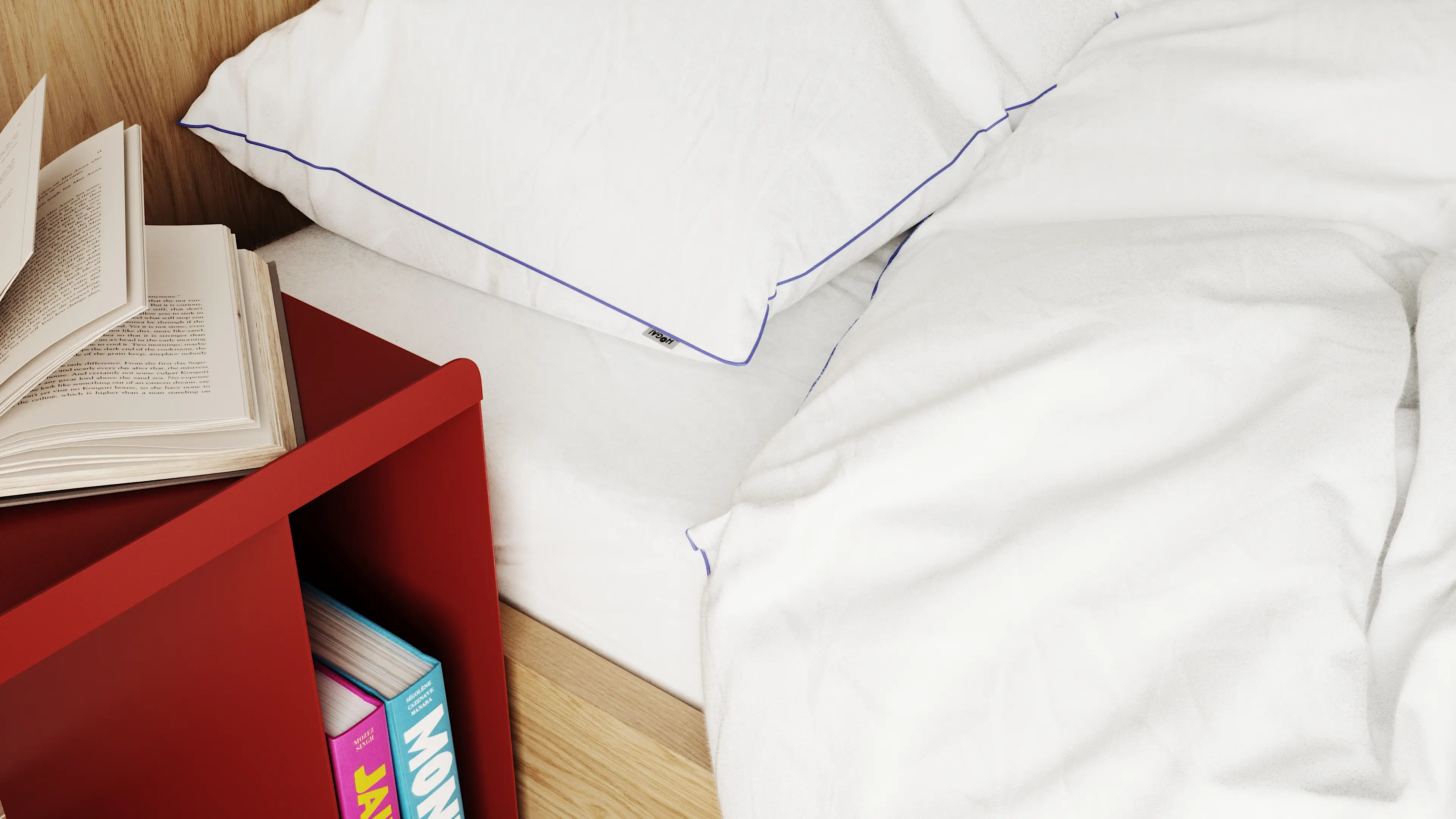 Detal białej pościeli z fioletową lamówką i otwartą książką na czerwonym stoliku nocnym