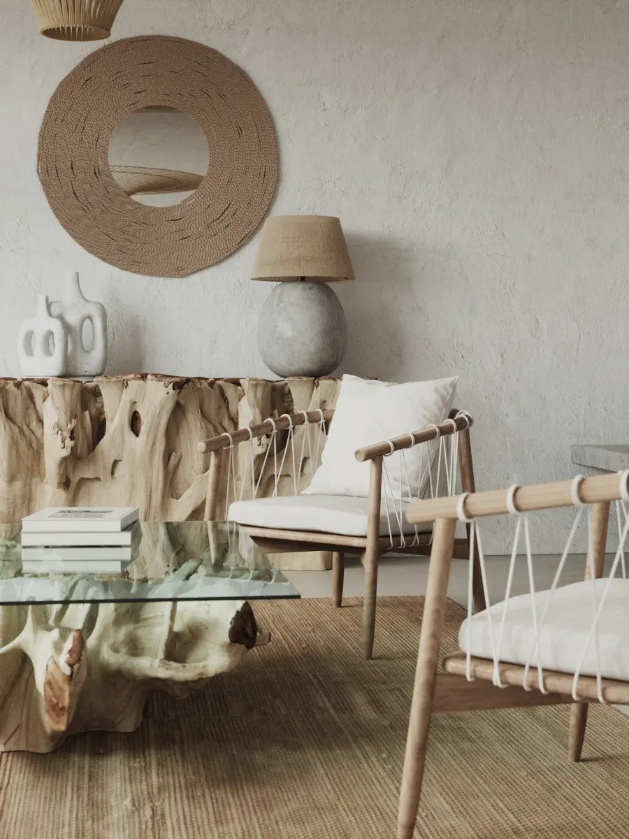 Nowoczesna wizualizacja 3D salonu w stylu boho z drewnianą komodą o nieregularnym kształcie, okrągłym lustrem w plecionej ramie i designerskimi fotelami.