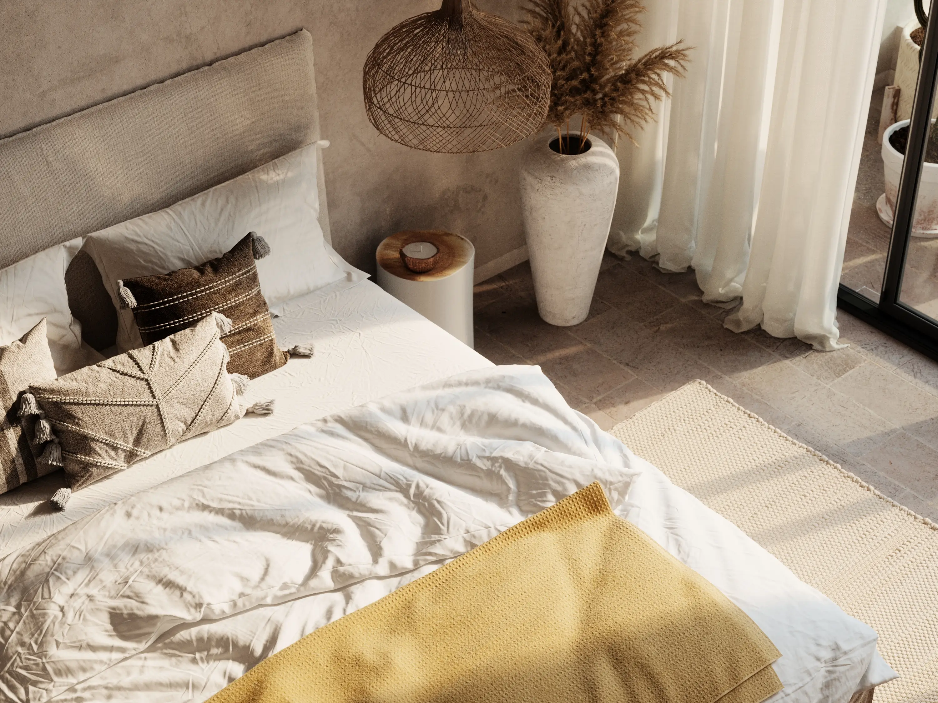 Zbliżenie na tekstylia i detale mebli w sypialni: lniana pościel, pleciony klosz lampy i dekoracyjne poduszki w ciepłych odcieniach ziemi.