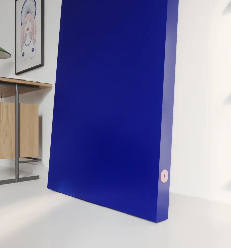 Profil boczny granatowego lustra z widocznym różowym elementem montażowym lub ozdobnym