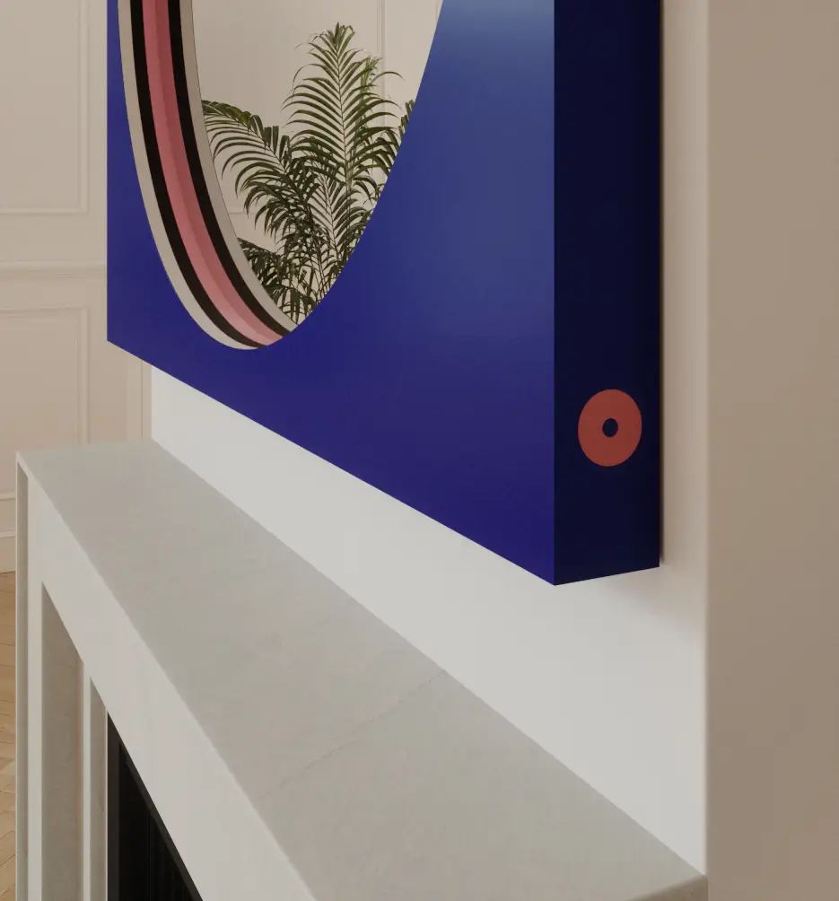 Zbliżenie na granatową ramę lustra z różowym elementem montażowym i pasiastym wnętrzem odbijającym palmę