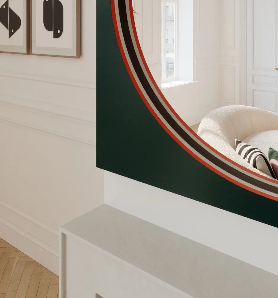 Detal łuku zielonego lustra z ozdobnymi pasami wewnątrz, odbijający jasną sofę w salonie