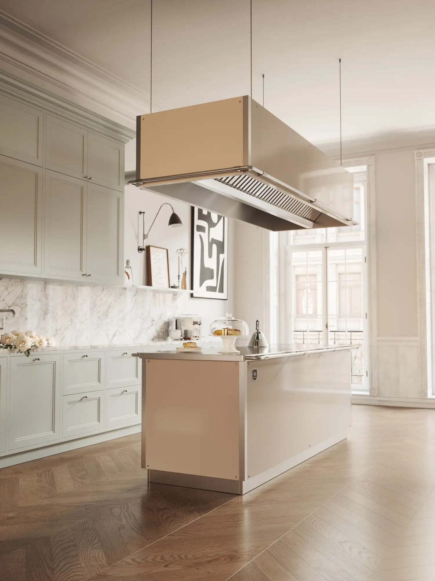 Szerokie ujęcie wizualizacji 3D przedstawiającej stalowy okap nad wyspą. Render podkreślający przestrzeń i naturalne światło w wysokim wnętrzu.