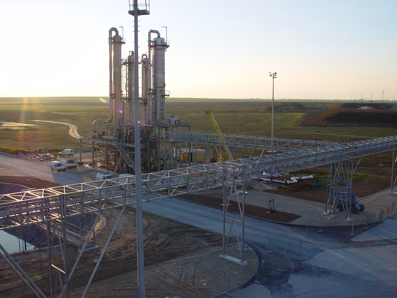 Vue aérienne d’un site industriel avec réseaux de tuyauterie et installations techniques