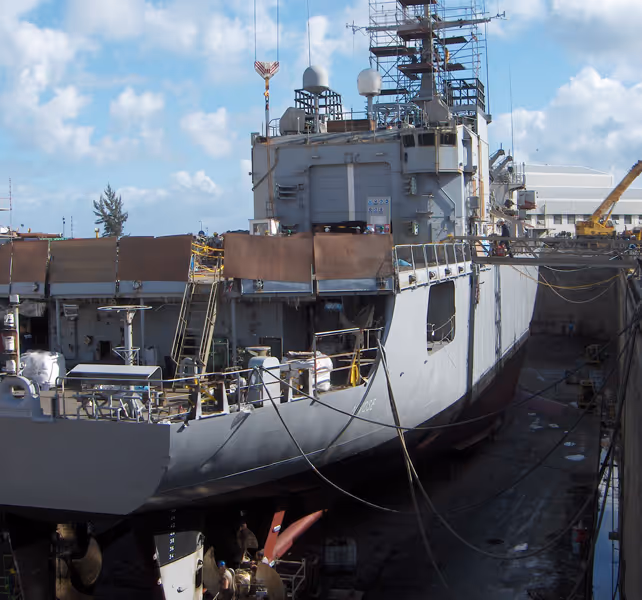 Bâtiment naval à quai dans le cadre d’une opération technique maritime Nanfourma