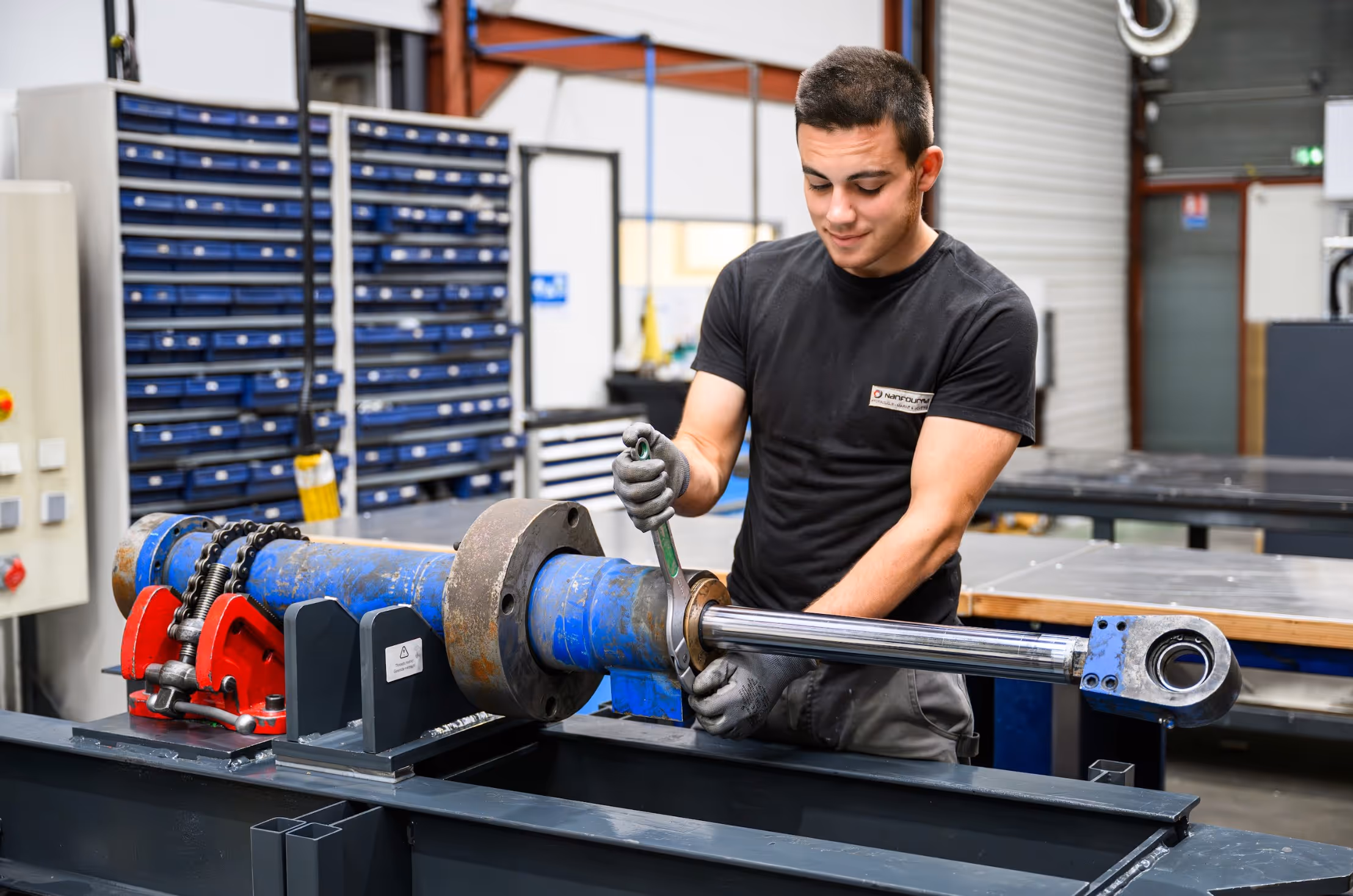 Opération de maintenance industrielle sur machine hydraulique dans les ateliers Nanfourma