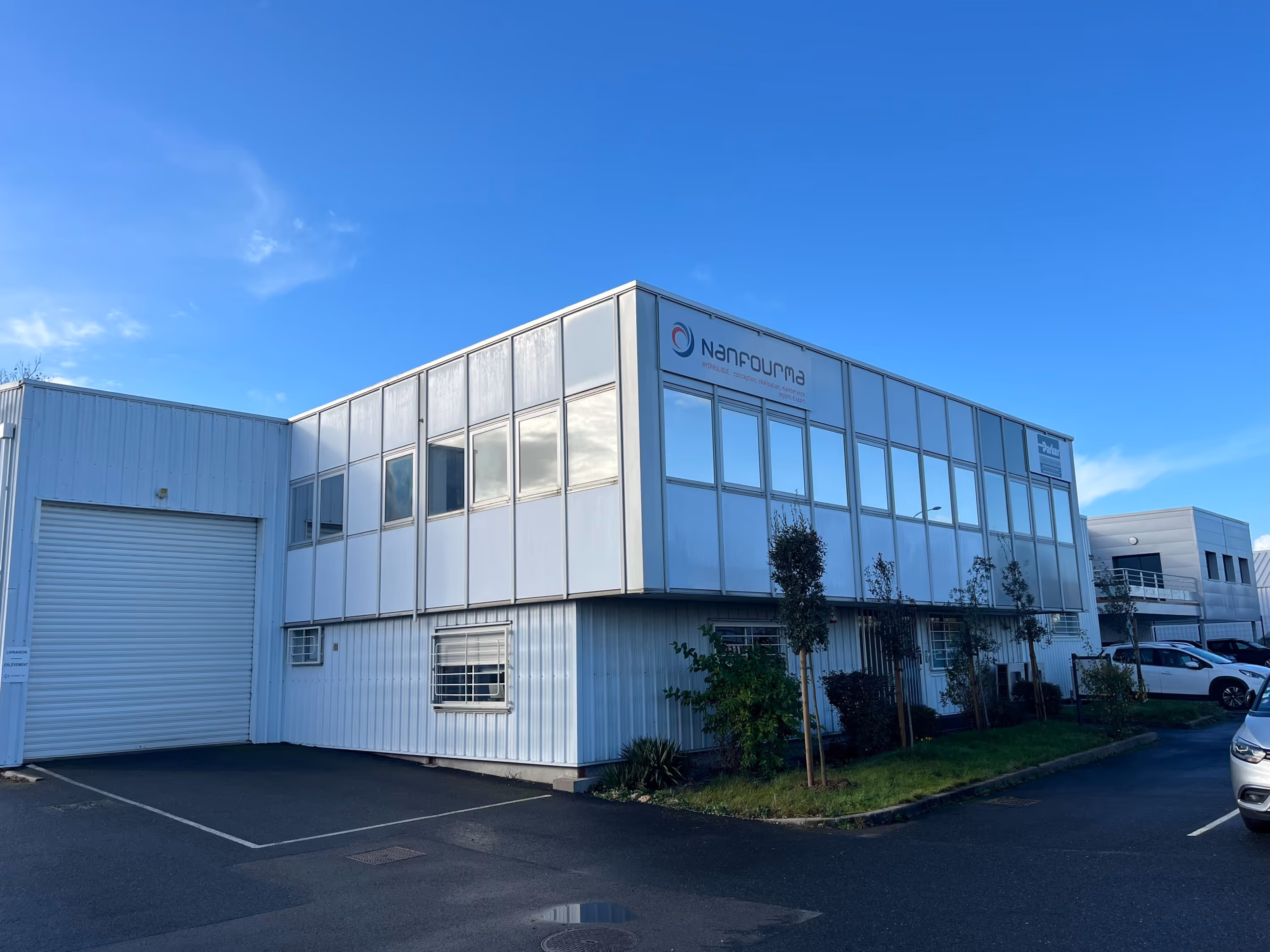 Façade moderne du site Nanfourma illustrant ses infrastructures industrielles