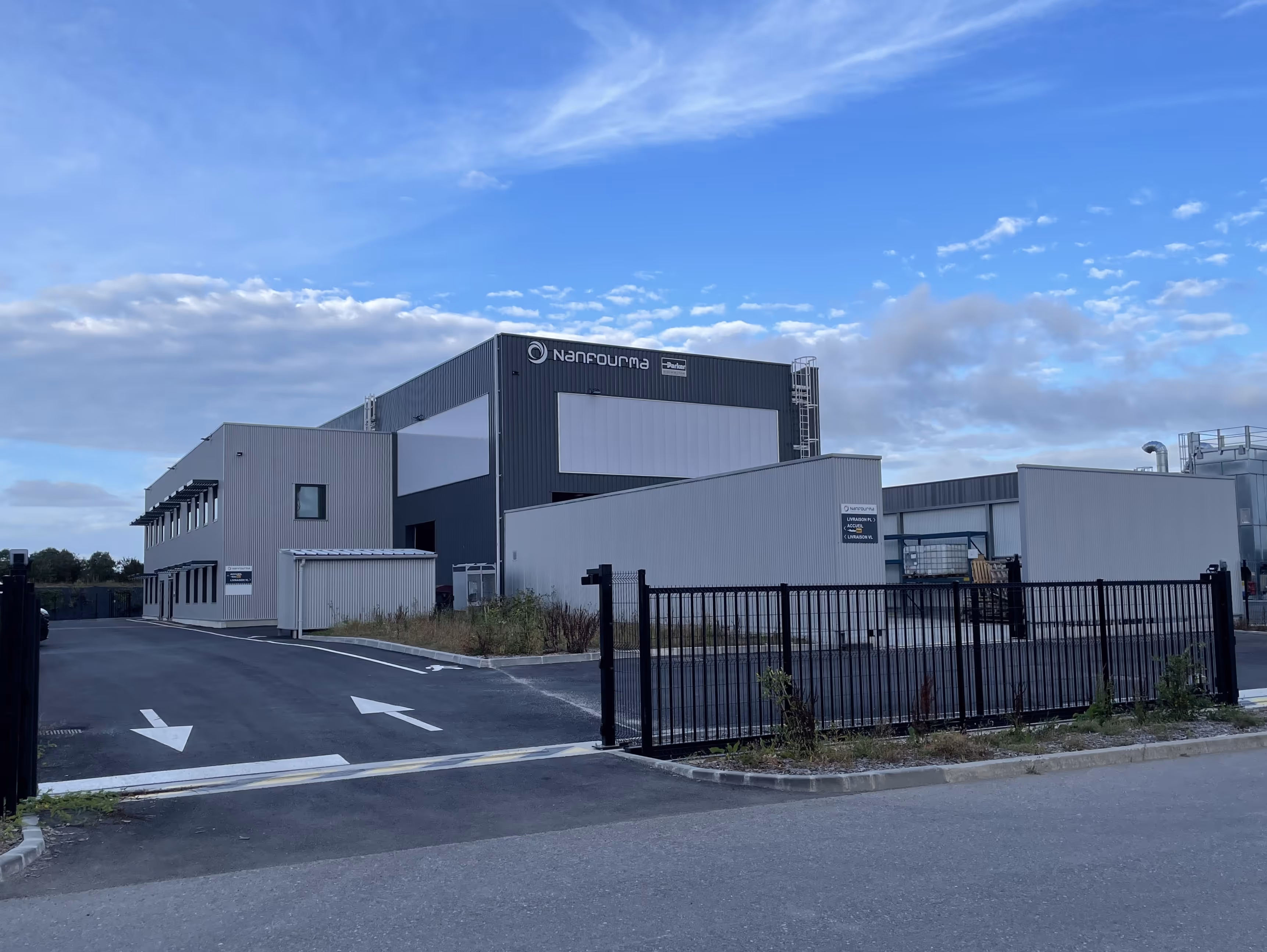 Bâtiment industriel Nanfourma vu depuis l’extérieur avec zone d’accès