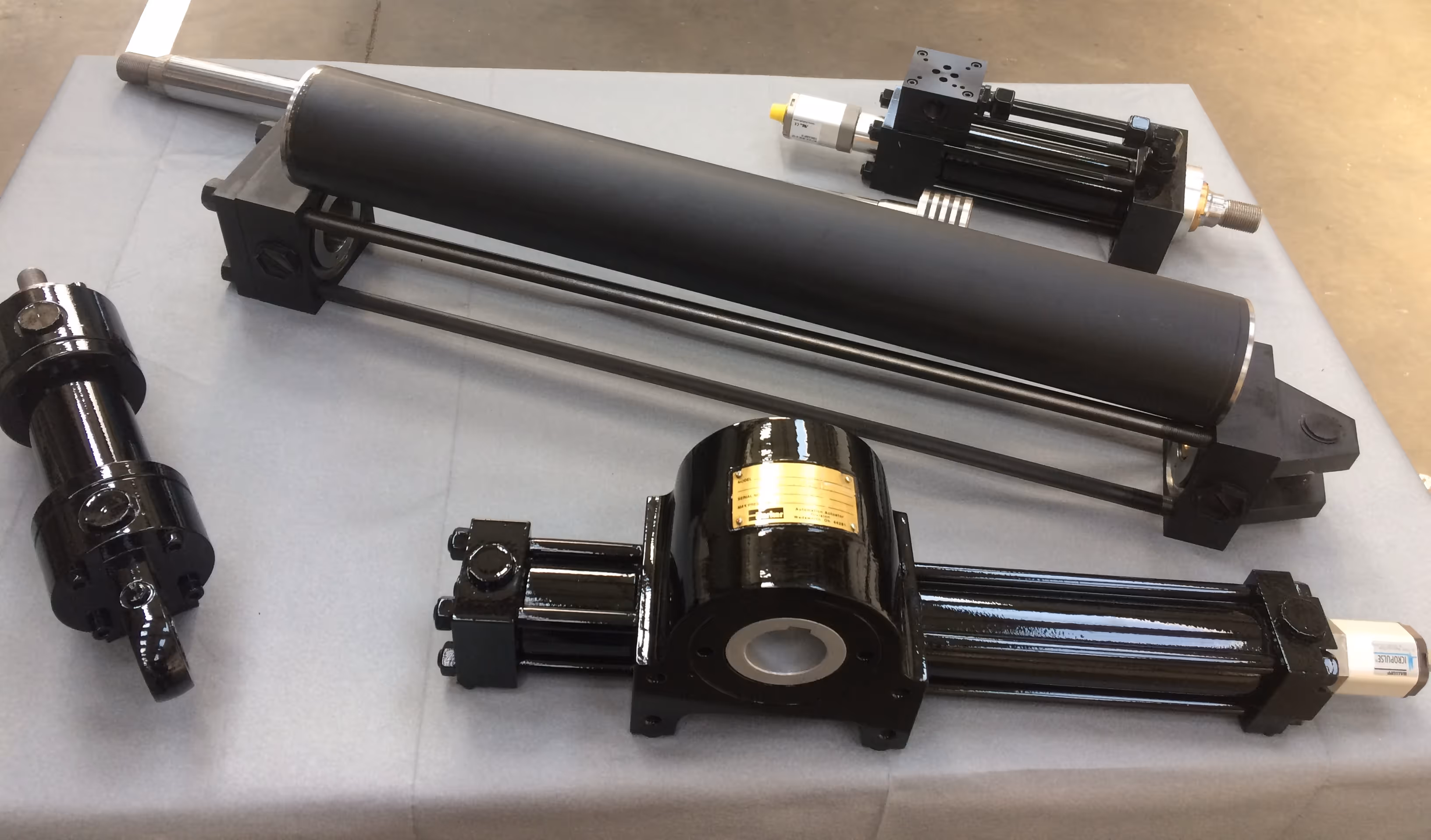 Vérins et éléments hydrauliques stockés pour interventions techniques Nanfourma