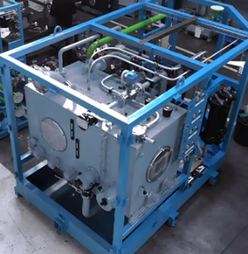 Centrale hydraulique bleue équipée de flexibles et composants industriels