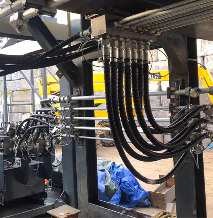 Bloc hydraulique HPU avec flexibles haute pression assemblés par Nanfourma