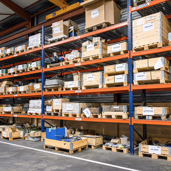 Stock de composants et flexibles industriels dans l’entrepôt Nanfourma