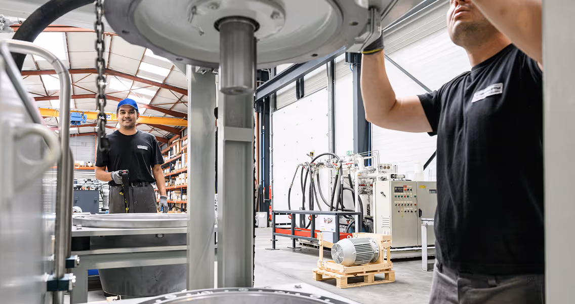 Installation industrielle avec tuyauterie et équipements techniques Nanfourma