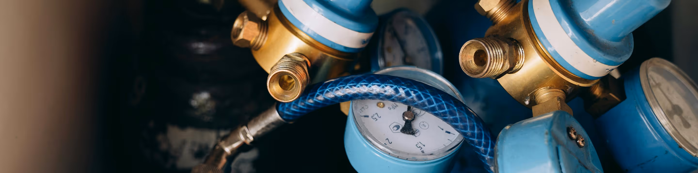 Détail de pompes et raccords hydrauliques utilisés par Nanfourma