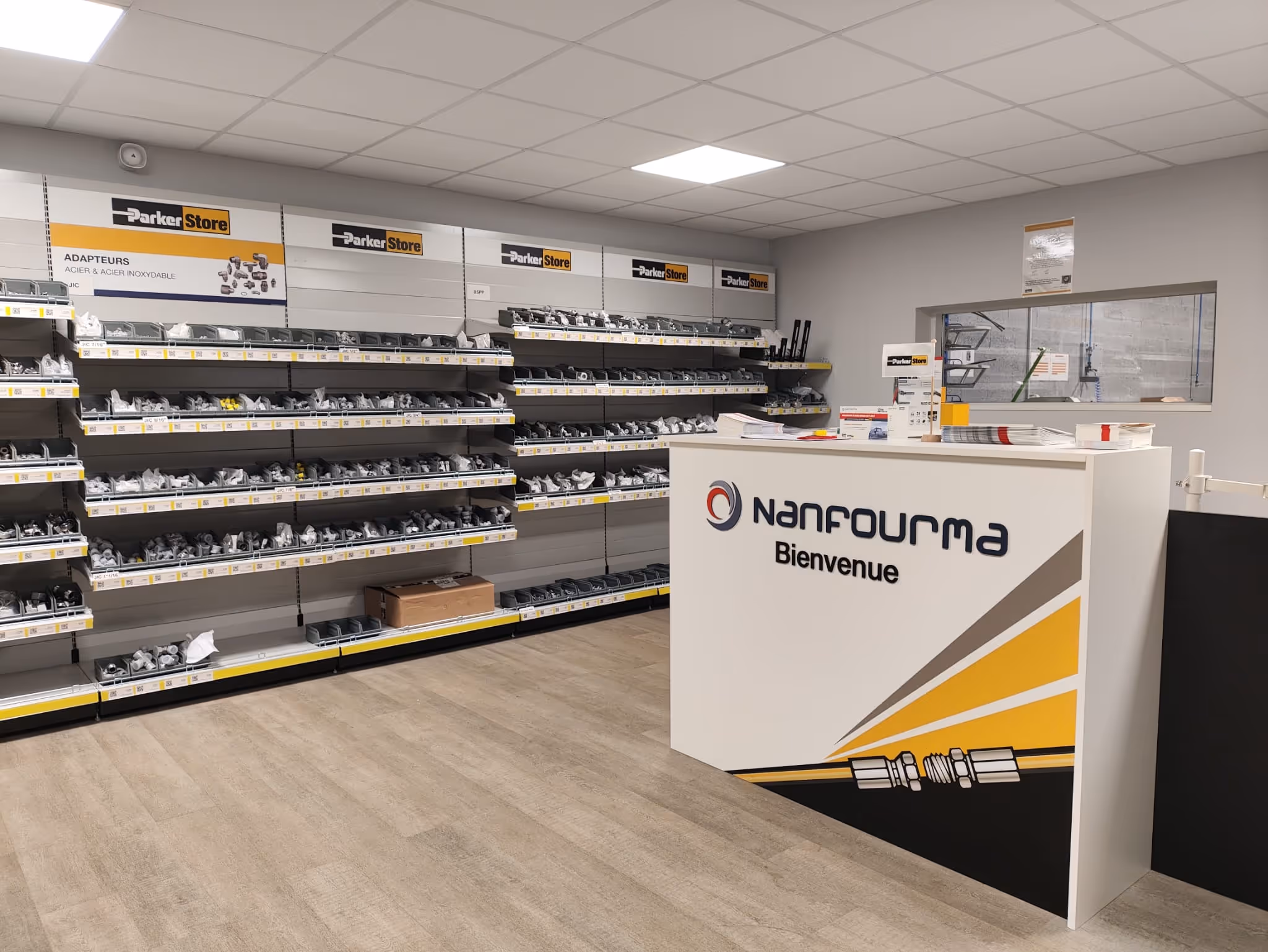 Showroom Nanfourma avec comptoir d’accueil et rayonnages de flexibles industriels