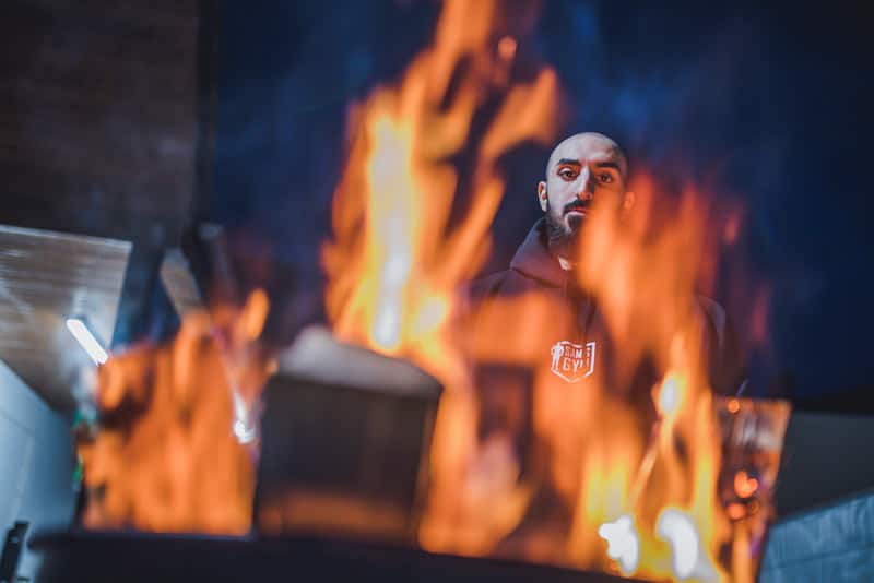 Wenn du die Dunkelheit gewohnt bist dann brauchst du kein Licht um den Weg zu finden.