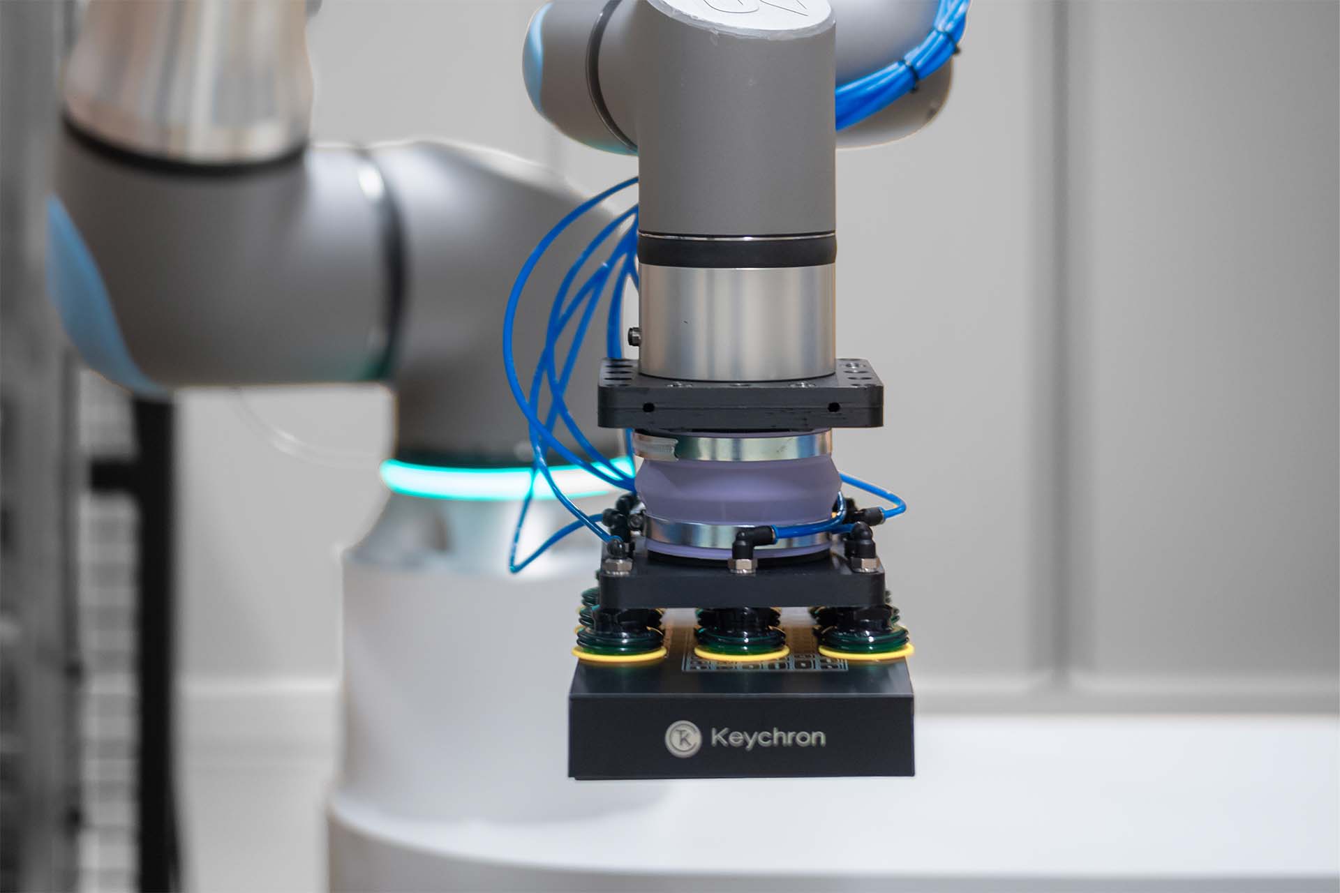 Flinkbot handling a variety of parecels