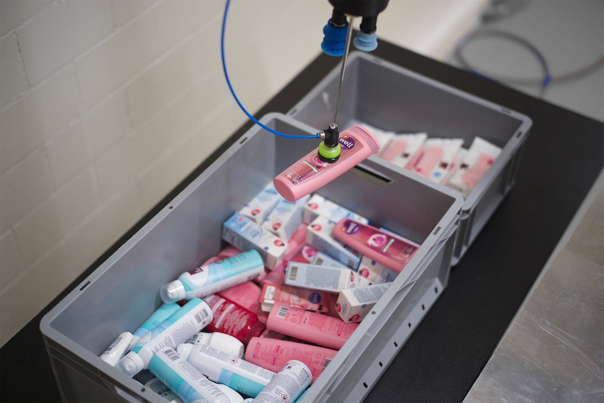 Flinkbot handling a variety of retail packages