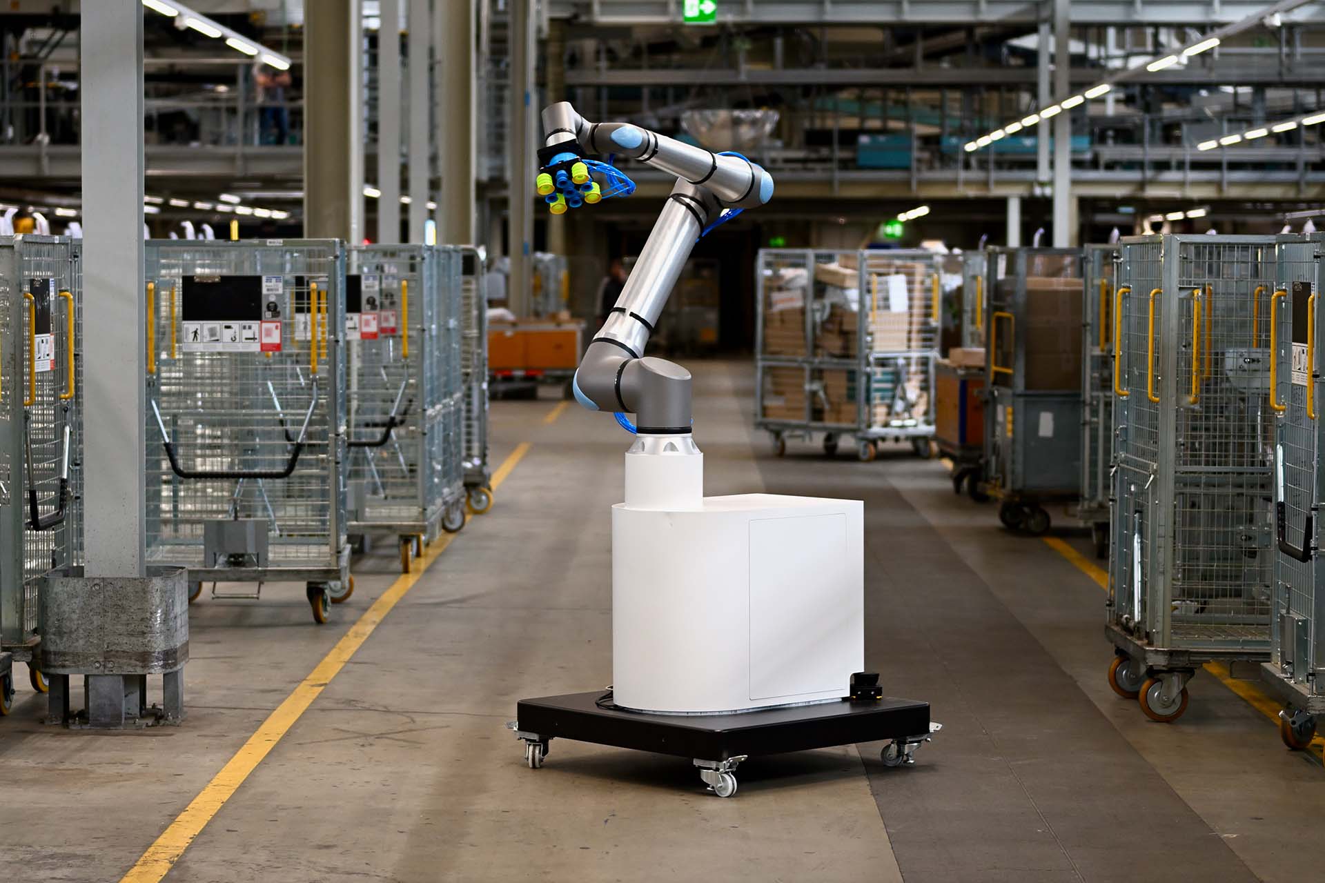 Flinkbot in a logistic centre.