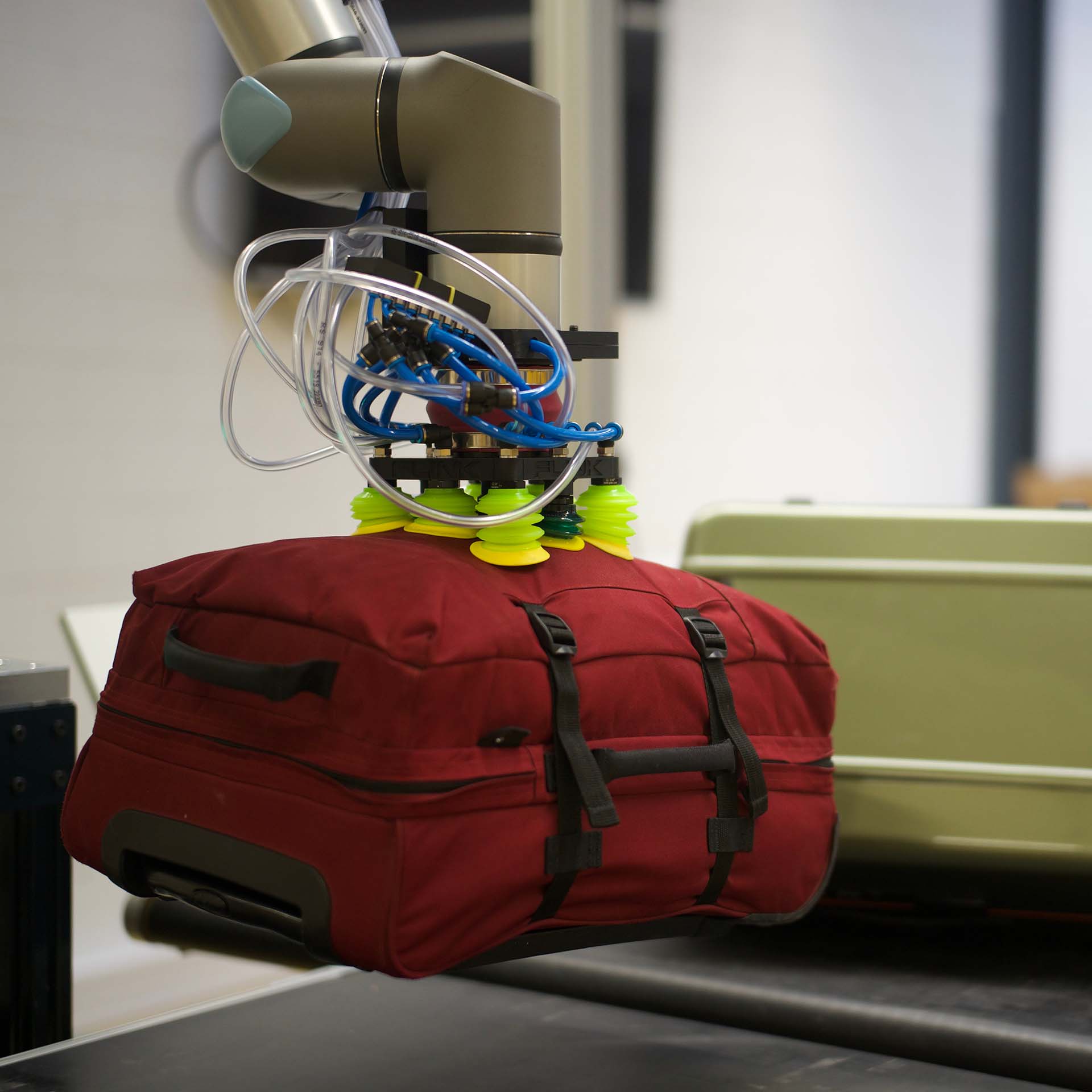 Flinkbot handling luggage