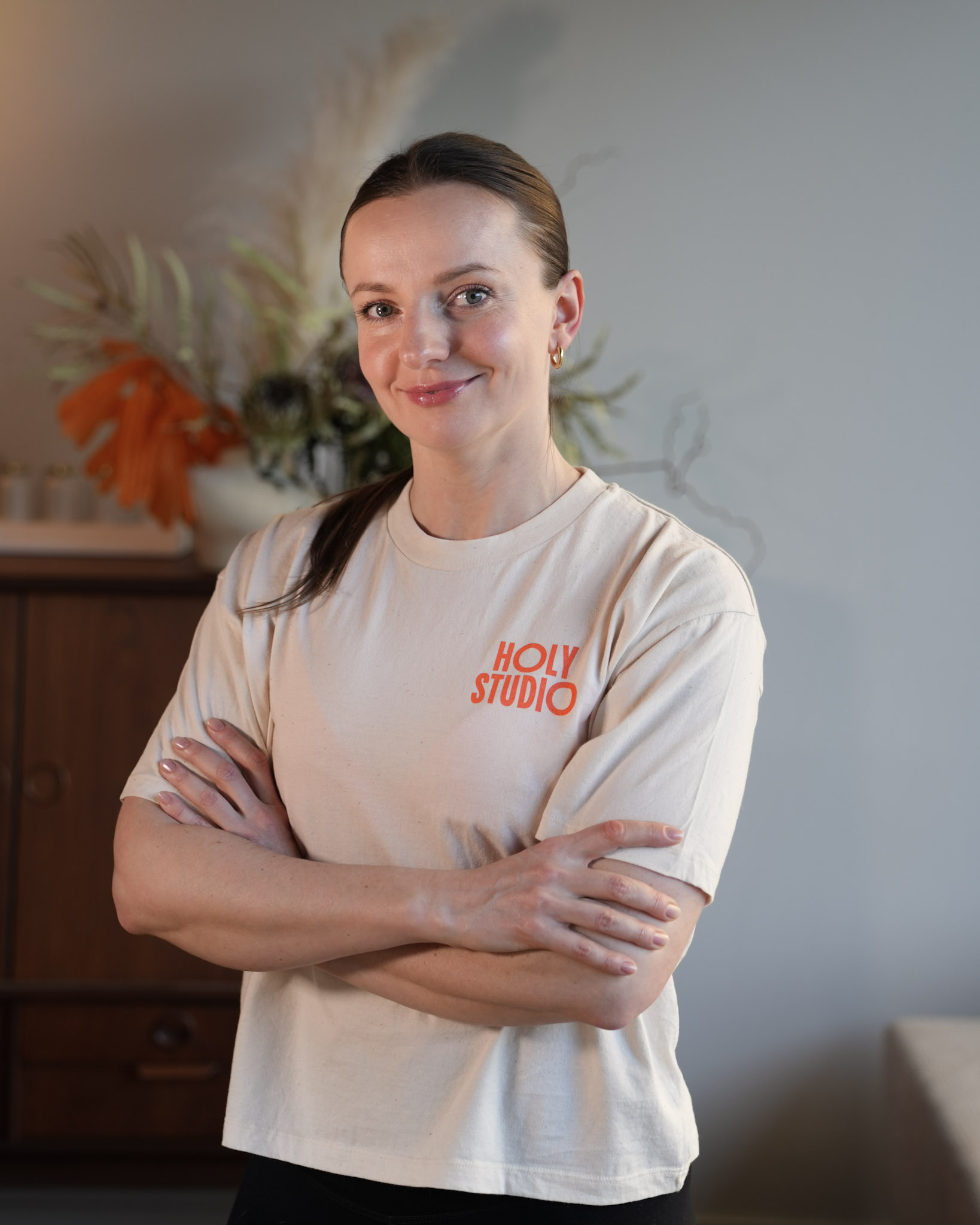 Kobieta w czarnej koszulce z napisem HOLY 