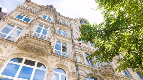 Hohe Fassade einer Denkmalimmobilie