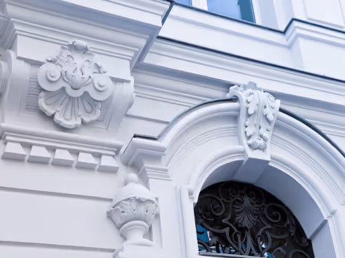 Nahansicht der Fassade einer Denkmalimmobilie