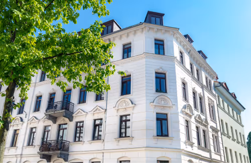Weiße Fassade einer Denkmalimmobilie