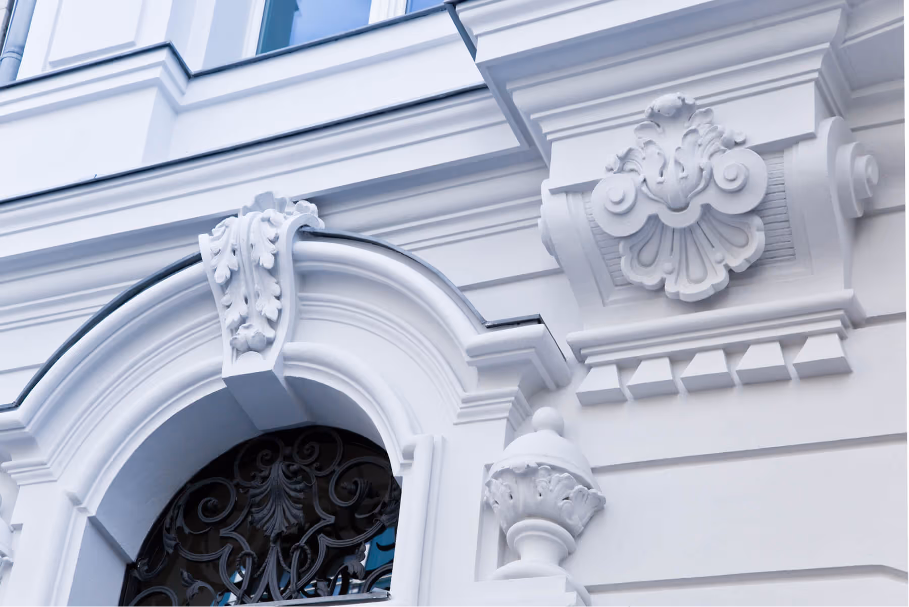Weiße Fassade einer Denkmalimmobilie