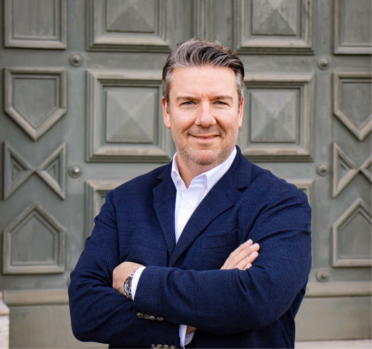 Marcel Keller Portraitbild vor einer Denkmalimmobilie