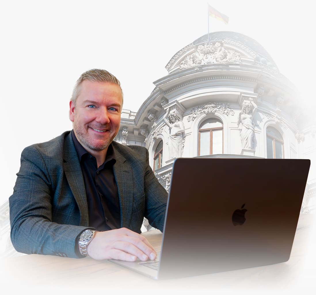 Ab 2013 habe ich mich intensiv mit Denkmalimmobilien beschäftigt. Netzwerke zu Bauträgern aufgebaut, die Mechanik hinter §7h und §7i EStG verstanden und 2015 selbst investiert. Nicht weil es ein Trend war, sondern weil die Zahlen funktioniert haben. 2017 habe ich mich selbstständig gemacht, um anderen Spitzenverdienern genau das zu zeigen.

