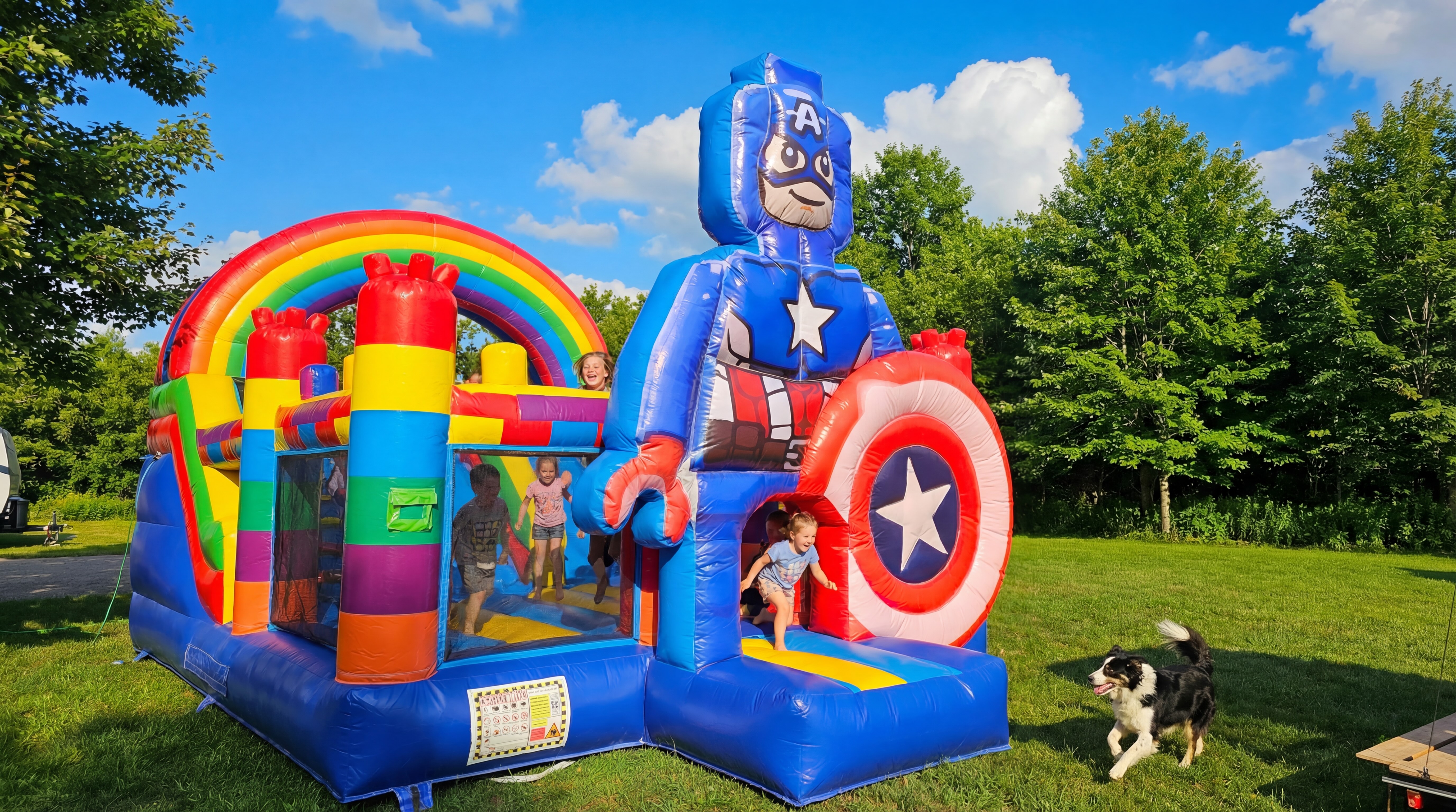Groupe d'enfants souriants appuyés sur une barrière colorée dans un parc ensoleillé.