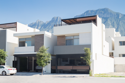 Fachada casa en Cumbres Monterrey, 3 recámaras