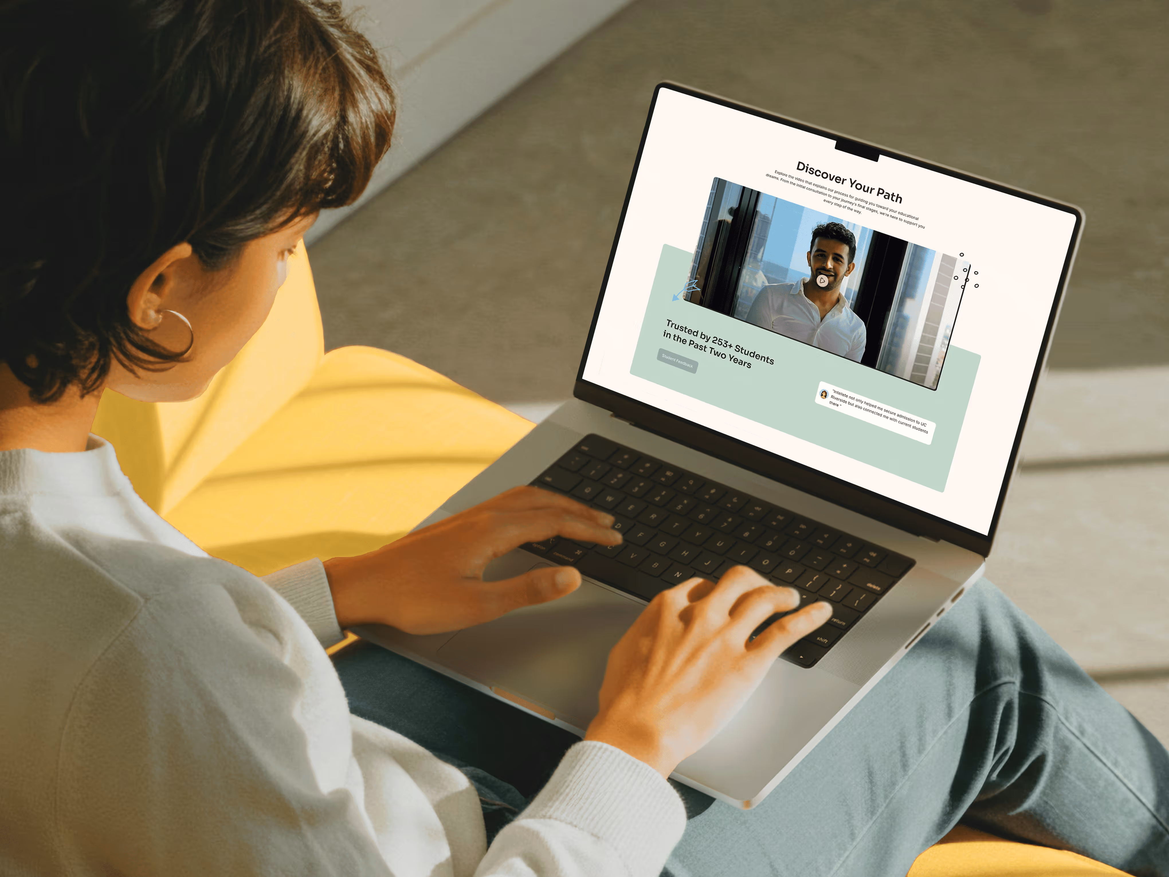 A woman browsing the Intellete site on her laptop