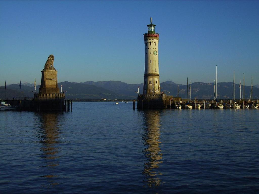 Hafeneinfahrt von Lindau mit den Wahrzeichen Loewe und Leuchtturm