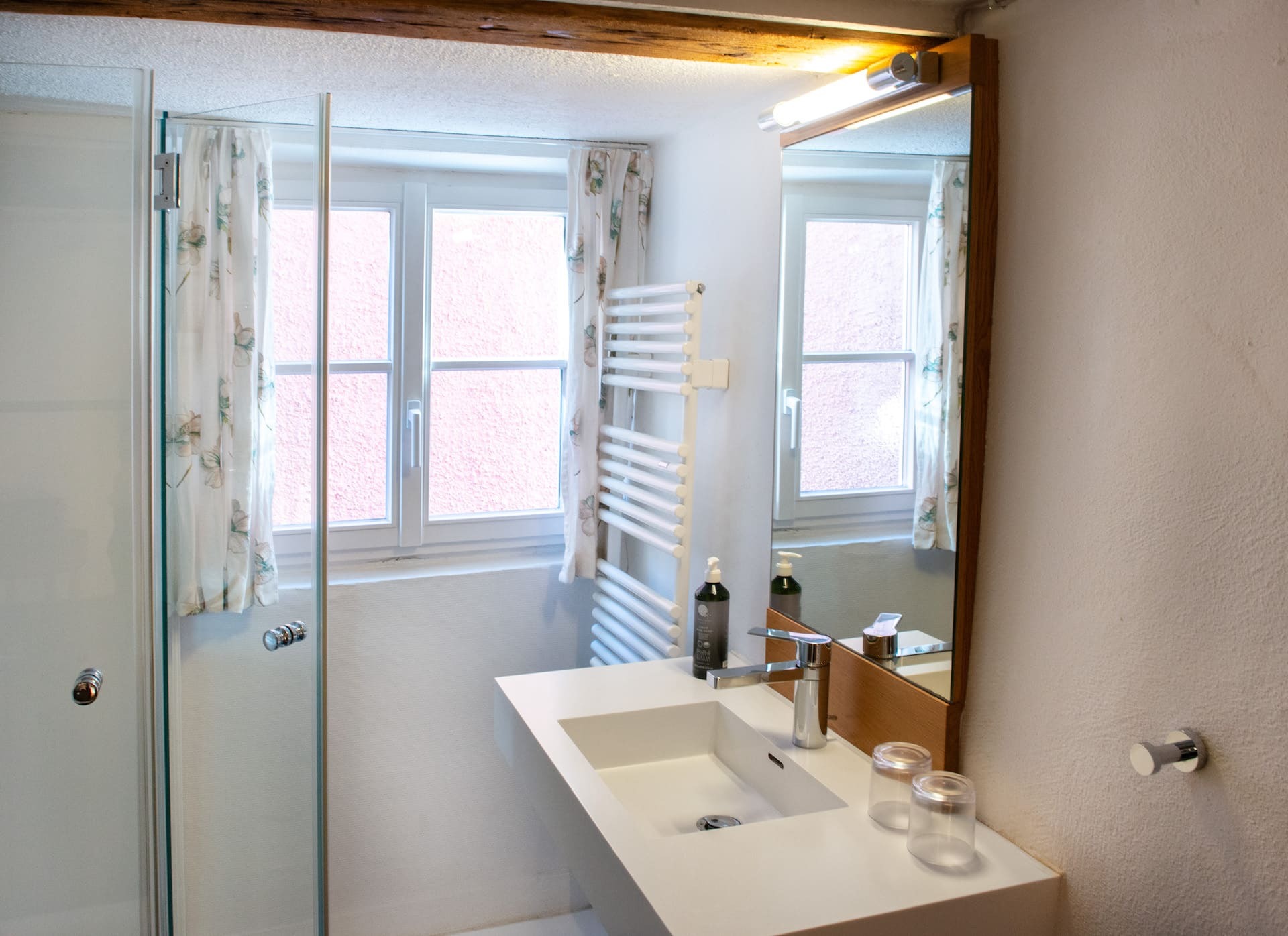 Badezimmer mit Fenster, Dusche, Spiegel, Waschbecken