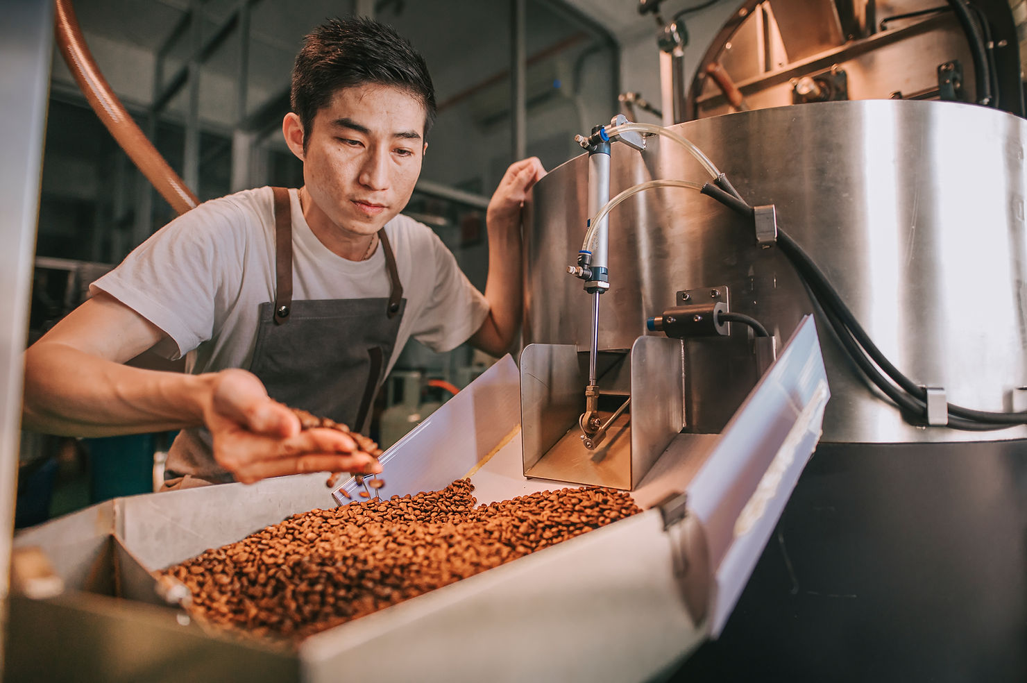 man using leased equipment to build startup