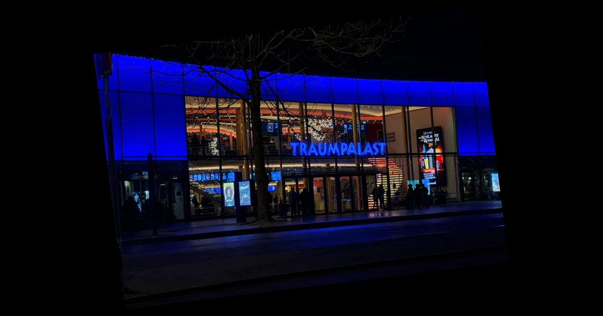 Außenansicht des Traumpalast Leonberg am Abend mit beleuchtetem Eingang.