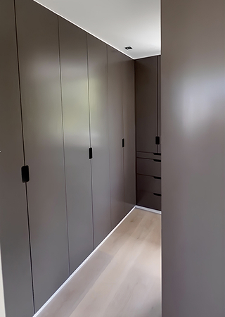 Complete renovatie van een privé drielaags woonhuis, inclusief afwerking, installaties en maatwerkinterieur.