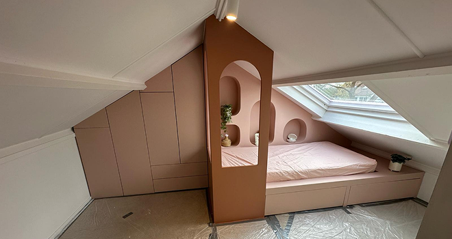Ontwerp en realisatie van maatwerkmeubilair voor de derde verdieping van een privéwoning.