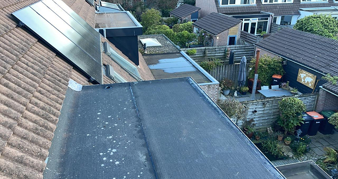 Volledige renovatie en herstel van het dak, inclusief reparatie van gaten en scheuren.