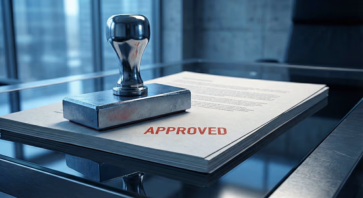 Každodenní péče a spolehlivé zajištění pojistných potřeb klientů Eurovalley s detailem kovového razítka a nápisem APPROVED na dokumentu.